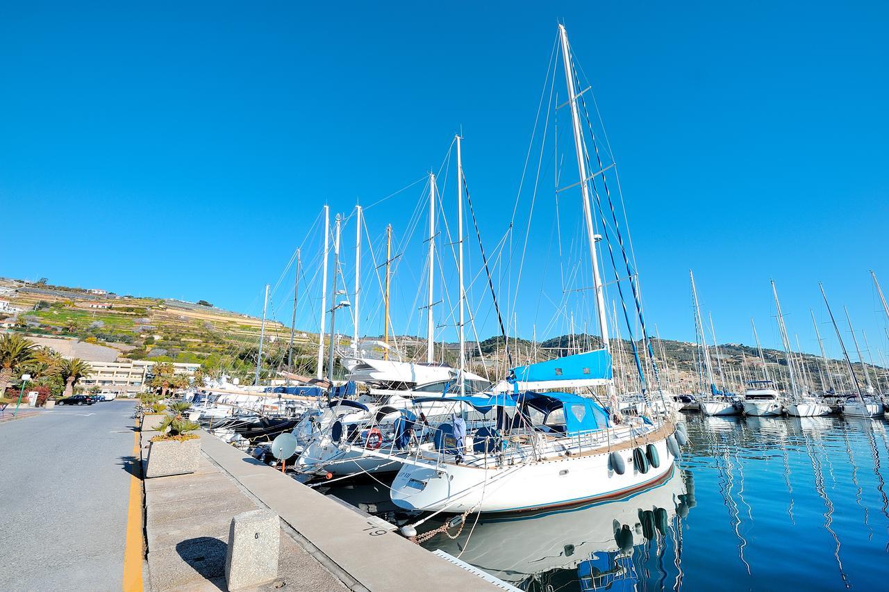 Silvia Degli Aregai Apartment Santo Stefano al Mare Luaran gambar