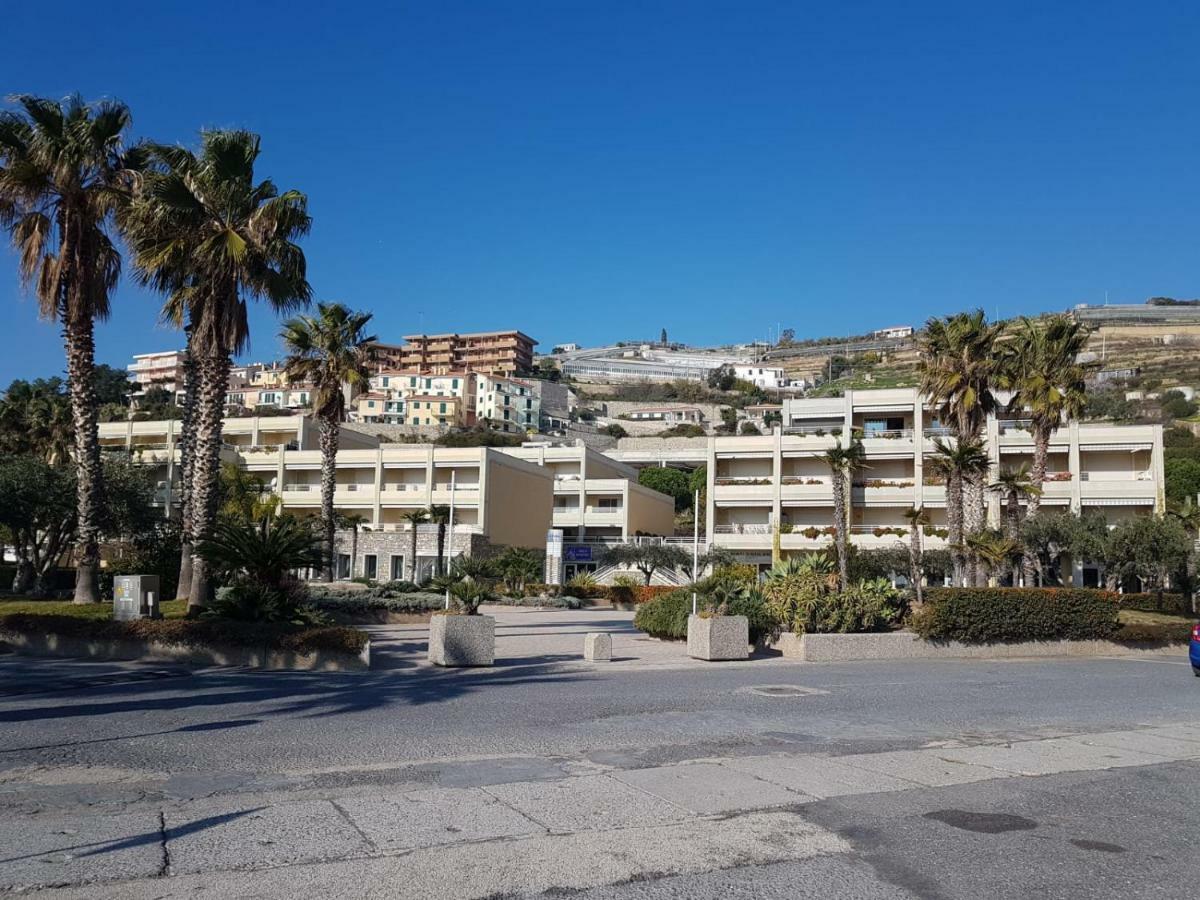 Silvia Degli Aregai Apartment Santo Stefano al Mare Luaran gambar